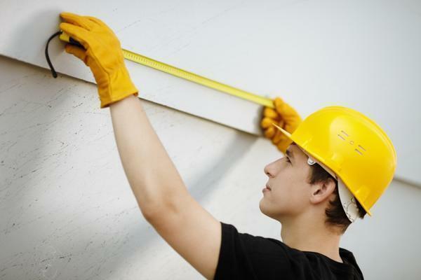 At bestemme den passende længde af LED-bånd, er det nødvendigt at foretage målinger af omkredsen af ​​loftet
