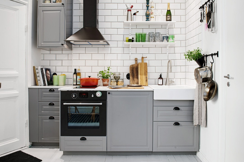 Padaryti virtuvės dizaino pilkos spalvos atspalvius, svarbu atsižvelgti į kambario matmenis: parametrų mažesnis, tuo daugiau šviesos turi būti Sienų apdaila