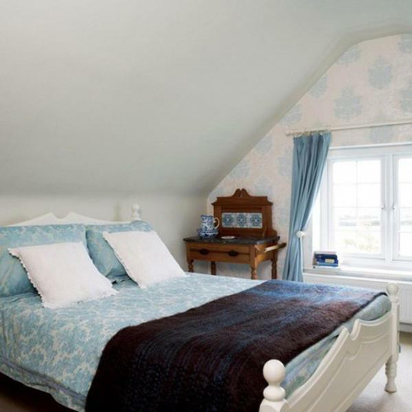 soffitto design in camera da letto: una foto della stanza con pendenza, le idee per gli interni, 12 ka.m., e soffitti alti, con un piccolo rosso