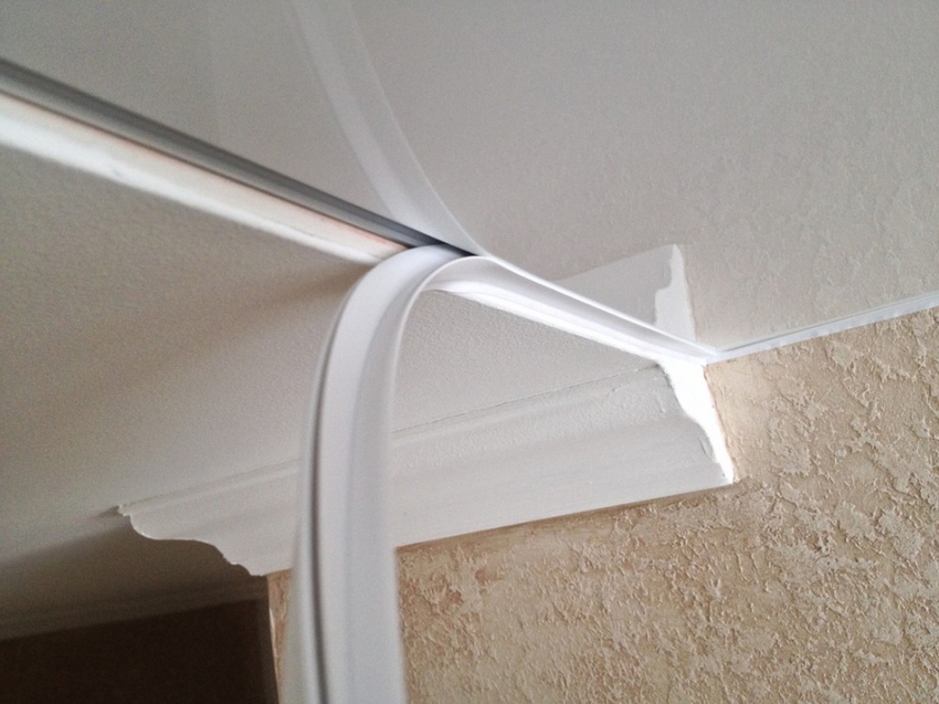 Pour retirer le plafond tendu, vous devez d'abord retirer l'insert décoratif