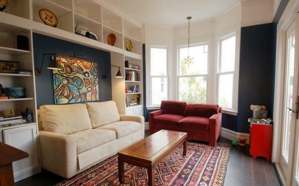 Padarīt praktiska un ērta dzīvojamā istaba palīdzēs jums stilīgs skapis gar vienu sienu un kompaktu mēbeļu komplektu