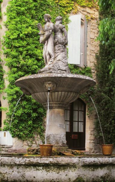 The pommel is a fountain in the form of sculptures in the classical garden has something in common with the style of other buildings on the plot