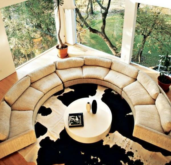 Ursprünglich hinzufügen Interieur ein Nicht-Standard-Wohnzimmer, können Sie die Runde Couch verwenden