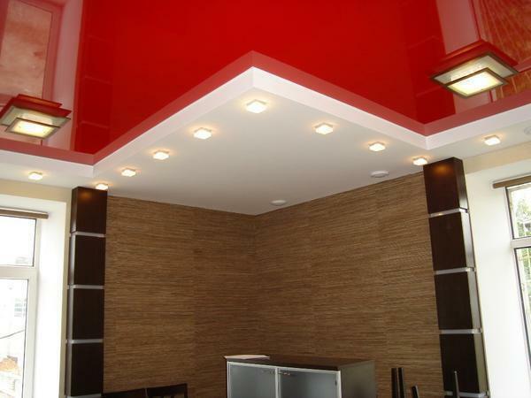 Elegante e luminoso controsoffitto decorare la stanza, organicamente integrando al suo interno