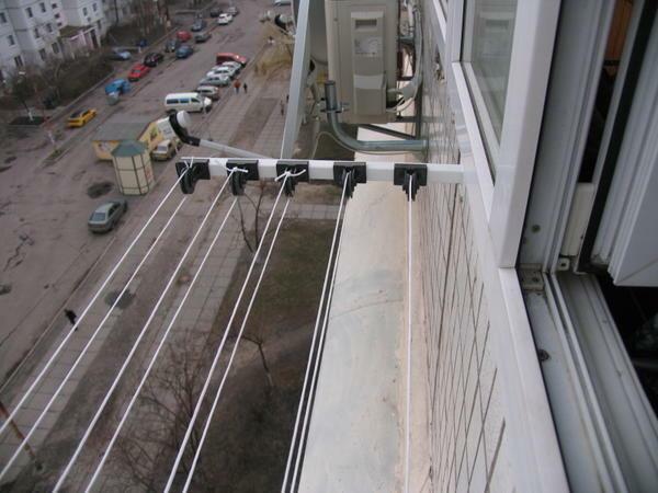 Bielizeň na balkóne: sušenie bielizne a zavesiť na fotografiu ako vytiahnuť mount, zapínanie a bezpečné, aby