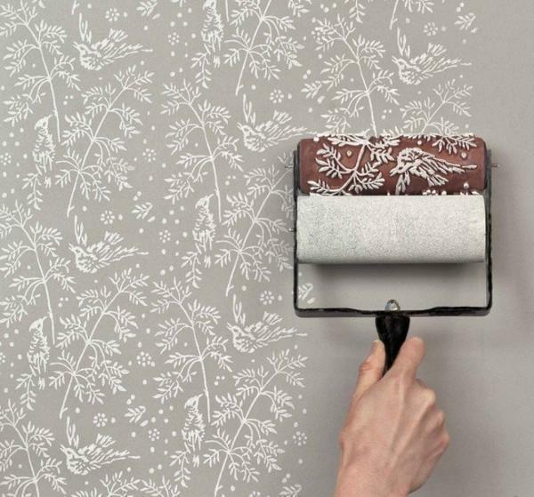 Using a patterned roller during painting, you can make beautiful and original patterns on the wallpaper