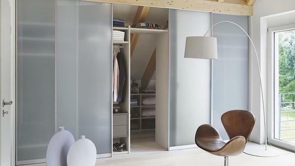 Angular dressing rooms with sliding doors have a lot of advantages: they have an attractive appearance and hide the contents of the wardrobe from prying eyes