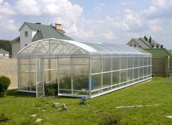 A wide greenhouse should be placed in such a way that it does not interfere with free movement