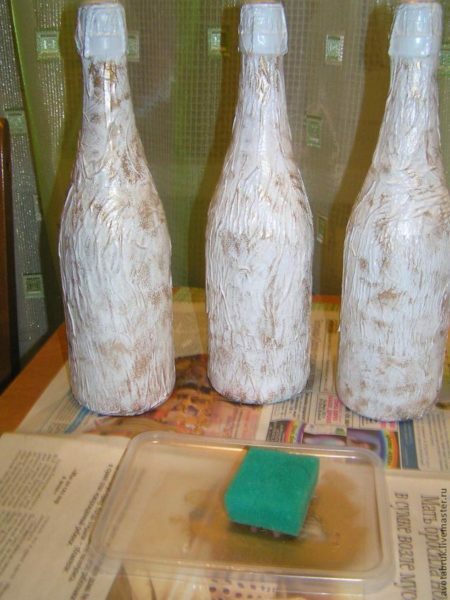 botol Vintage sampanye dengan shell kertas toilet dapat bermanfaat untuk mencerahkan setiap meja liburan