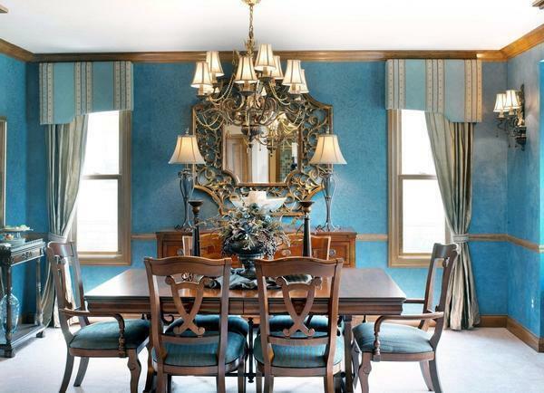The combination of blue and natural wood is a classic, often used to decorate strict interiors