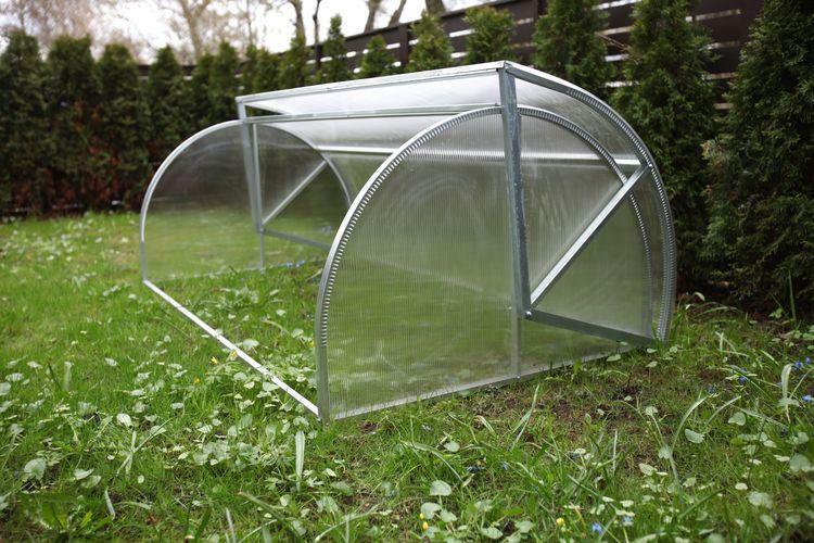 Greenhouse of polycarbonate with an opening roof: a greenhouse with a sliding top, a photo with a sliding and removable polycarbonate