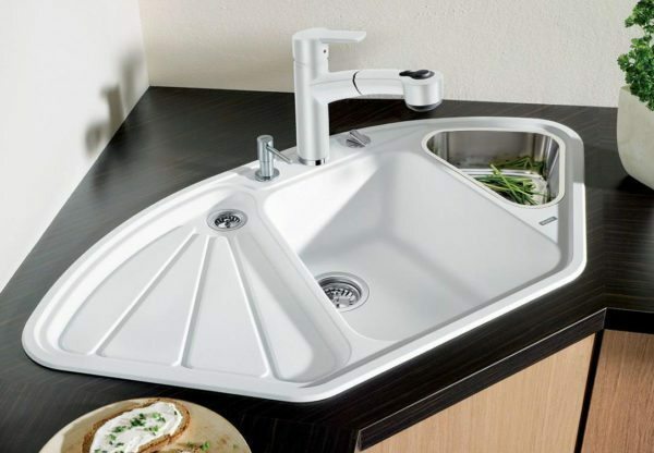 Hjørne vask med tre skåle og "fløj" til tørring retter - brugervenligt design
