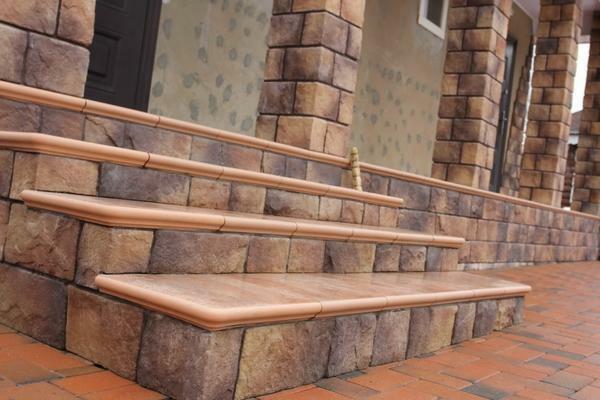 Stručnjaci preporučuju plaćati pozornost na izdržljivost i snagu pločica, koji je namijenjen za završnu obradu stepenicama