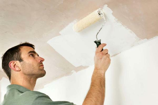 Antes de empezar a blanquear el techo de la pintura de látex, se debe limpiar a fondo la cubierta del techo