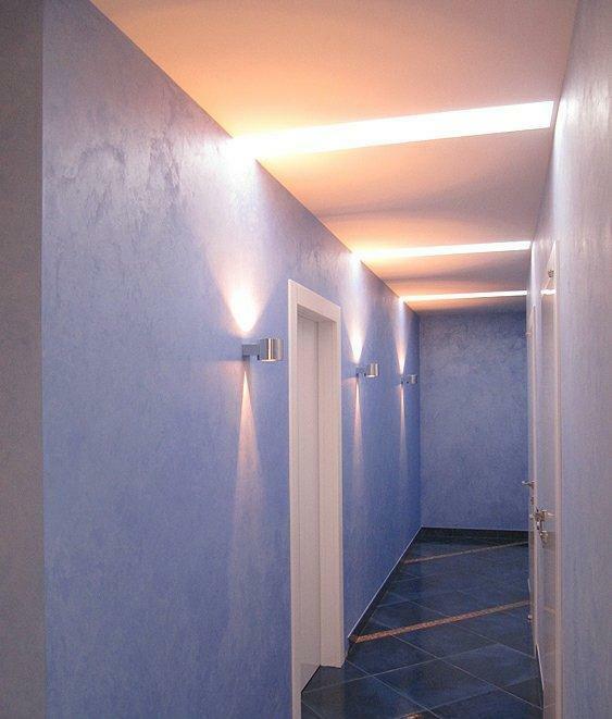 Dekoratyvinis tinkas koridoriuje atrodo labai rafinuotas ir prabangus