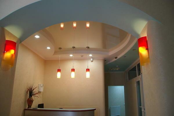 Arched ceiling from gypsum board not only visually expands the space, but also emphasizes the style of the interior