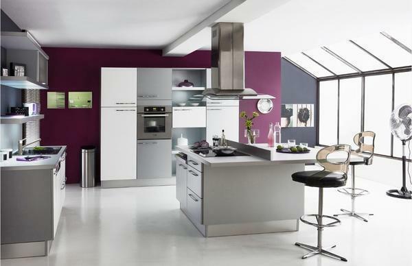 Purple ozadje v notranjosti kuhinji bo tudi povsem ustrezno