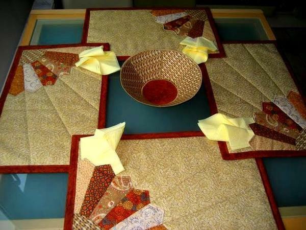 Kitchen decor can be supplemented with napkins and cymbals in the design of patchwork
