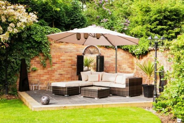 If the patio at the cottage is partially shaded, on it with the same comfort can relax as the sun lovers and shade lovers