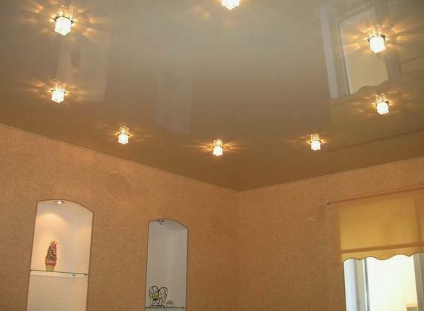 Harmonickú atmosféru v obývacej izbe poskytujú vysoko kvalitné lampy, namontované vzhľadom ku stropnej konštrukcie