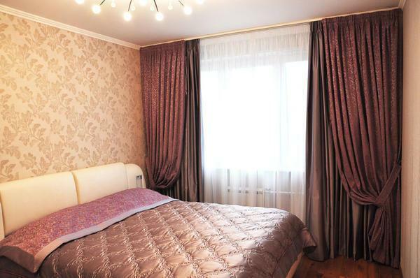To choose curtains for wallpaper is simple, the main rule is to combine colors and shades