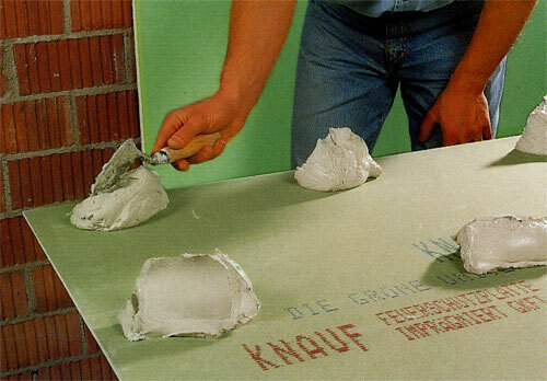 Fixing Gipskarton an die Wand ohne Rahmen: Video-Einbauanleitung mit ihren Händen, wie man ummanteln, Paste, Preis, Foto
