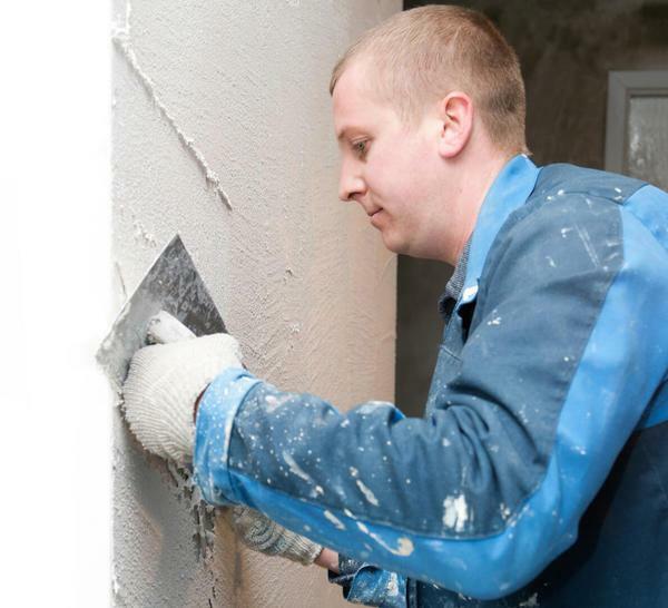 Omedelbart före gips är nödvändigt att förbereda väggen, nämligen att rengöra från smuts och päls primer