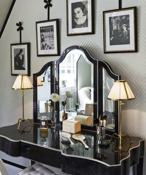 You can decorate the dressing table with beautiful photos, lamps and accessories