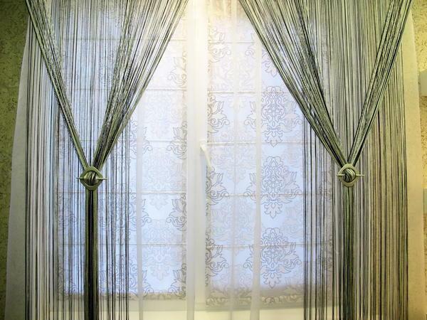 Decorative curtains-muslin should be hung in such a way that they emphasize the style in which the interior is made