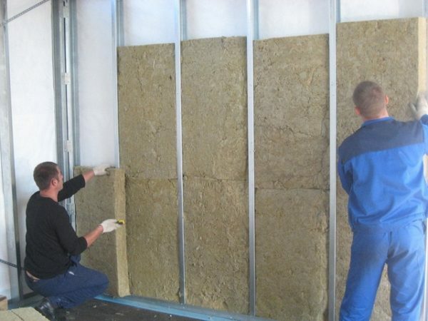Installation of stone wool with your hands is much safer than similar manipulations with glass wool or slag wool, as its fibers are not splitting