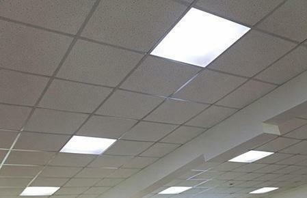 Suspended ceilings with built-in lamps look good both in office buildings and in apartment buildings
