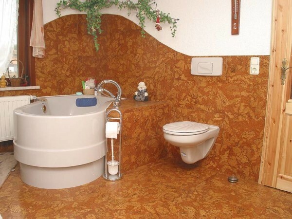 Ao instalar em casas de banho ou outros locais húmidos deve ser usado somente com materiais de revestimento de protecção