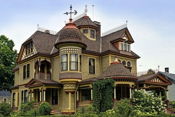 Mix von Balkonen, Terrassen, Erker, Dachfenster macht das Haus in einem Märchenschloss