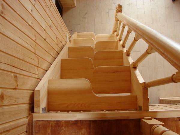 For at gøre det indre af et land hus originale og usædvanlige, kan du bruge trappen interessant strækmarch