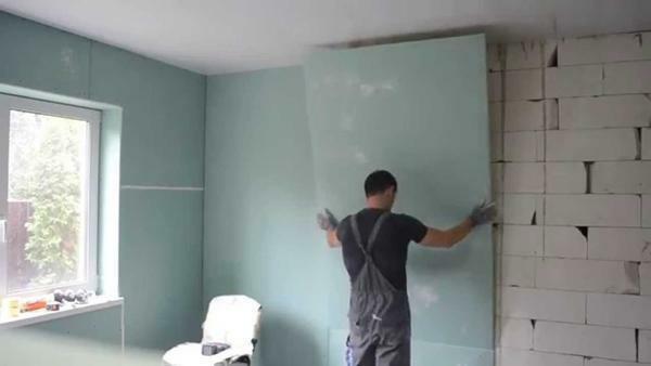 Montar los paneles de yeso a la pared, se puede utilizar la masa adhesiva