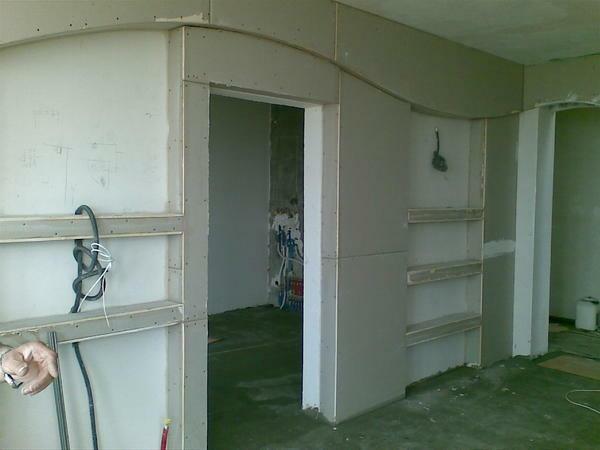 Před instalací sádrokartonové stěny a dveře jsou žádáni, aby se rozložení rámu