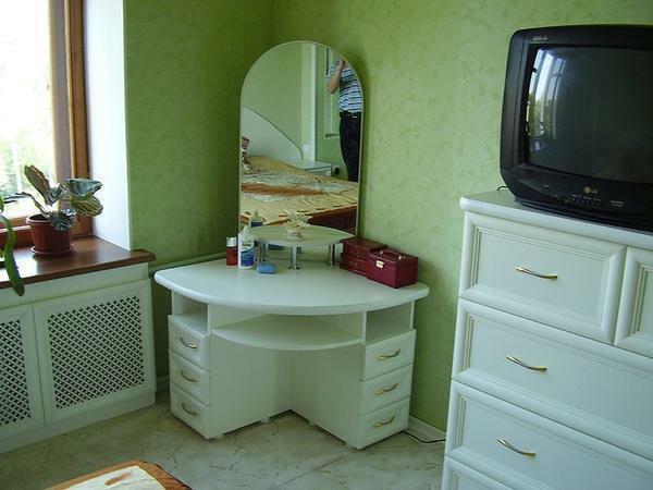 Corner dressing tables are rational to use if the bedroom is small, because they occupy little space