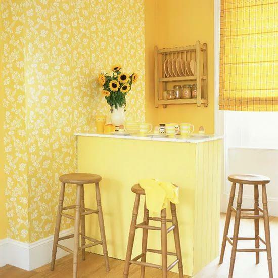 När du väljer en färg för köket tapeter, bör återspegla den övergripande stilen i rummet