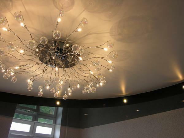 Za izradu maksimalni učinak u regeneraciji spuštene stropove Dizajneri često kombiniraju reflektori s lusterom