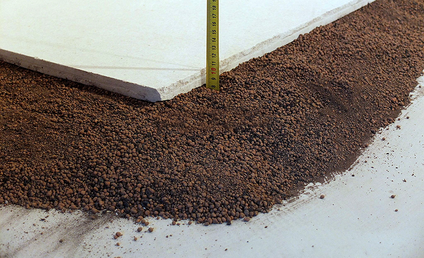 Metoda suhega estriha vključuje uporabo ekspandirane gline pod GVL 