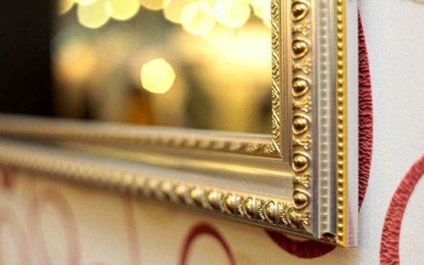 Do-it-yourself zrcadlový rám ze stropního soklu (foto)