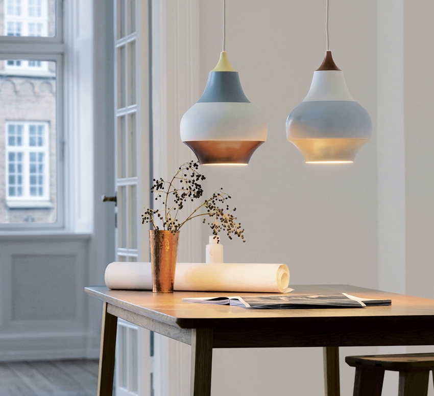 Vackra hängande lampor kommer att se harmoniska ut i alla kök