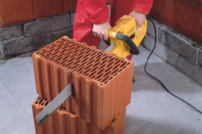 Att bygga ett hus gjort av keramiska block