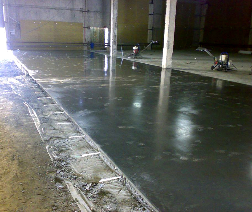 O engomagem úmido de concreto é considerado uma opção universal. 