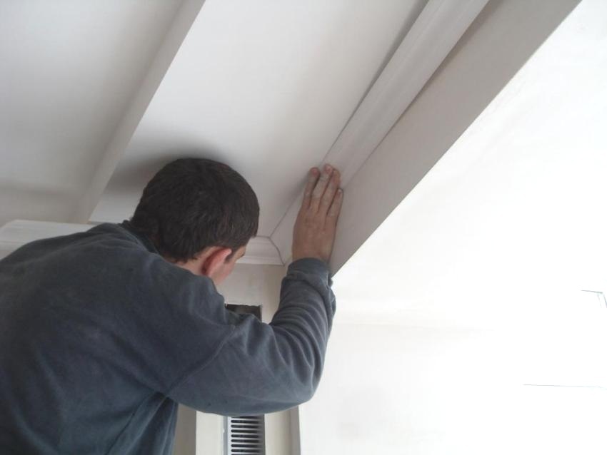 To glue the ceiling plinths with their hands
