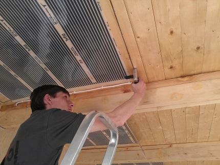 A instalação do teto quente - não é o mais fácil, mas fazer o trabalho sozinho é realista