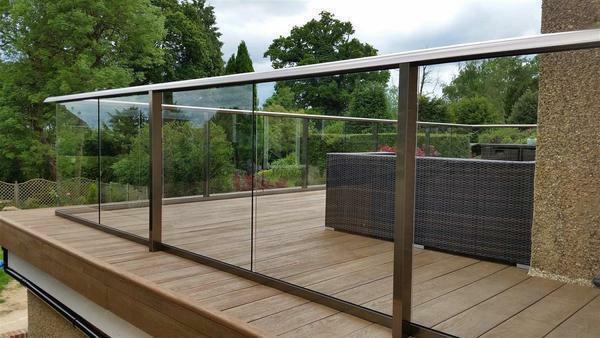 Balkon ograde: Metal ograda, foto, nehrđajući čelik, drvo prozori u privatnoj kući