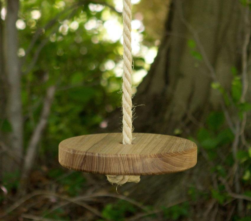 Jednoduchá drevená hojdačka pre detské hry pod šírym nebom