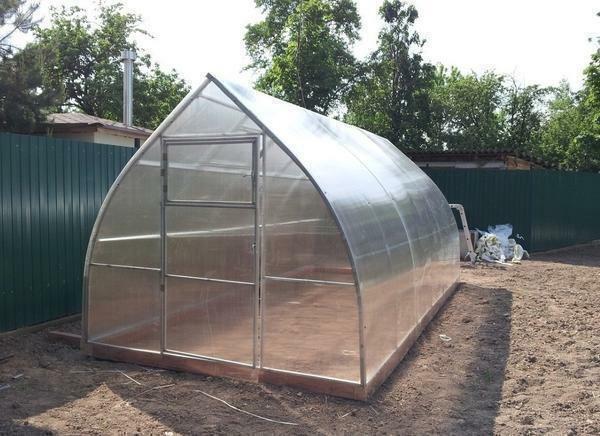For a summer residence well suited reinforced greenhouse made of polycarbonate in the form of a drop