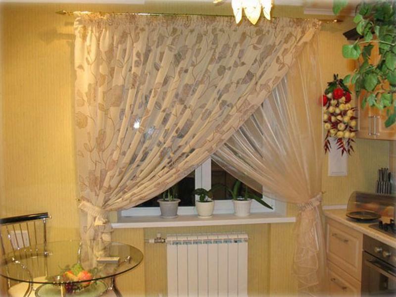 Tulle for the kitchen complements and emphasizes the decoration of the entire room